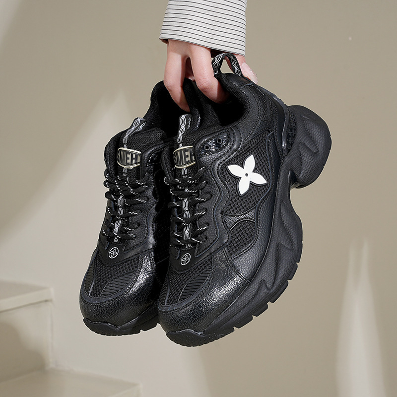 Magasságnövelő sportcipő, sportos stílus, kerek orr, bőr felsőrész, alacsony sarok 1-3 cm