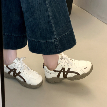 Ženske tenisice za trening s kožnim gornjim dijelom, gumom na podnožju, vezivanjem, okrugli vrh, srednja peta 3-5 cm