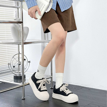 Koreai stílusú, valódi bőrből készült retro vastag talpú női sneakerek, kerek orr, előre fűzővel, 3–5 cm sarka