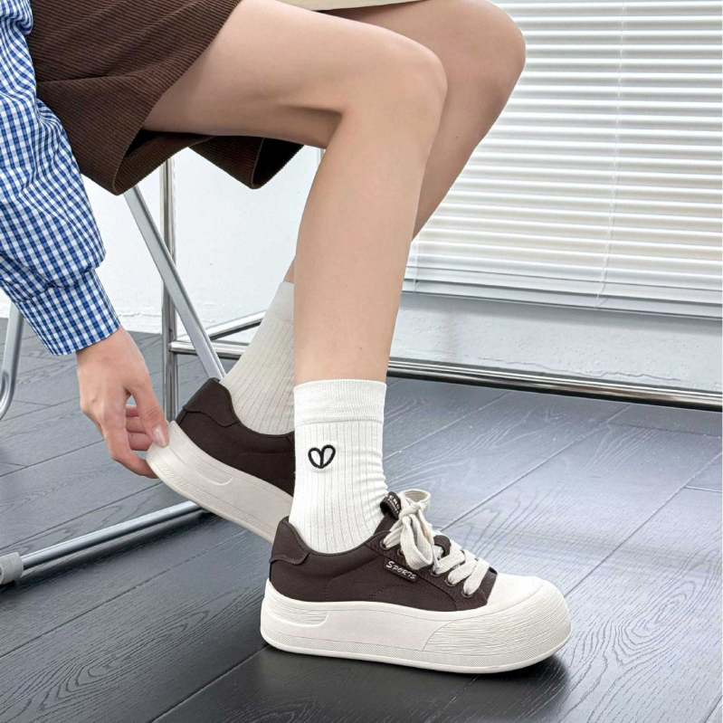Koreai stílusú, valódi bőrből készült retro vastag talpú női sneakerek, kerek orr, előre fűzővel, 3–5 cm sarka