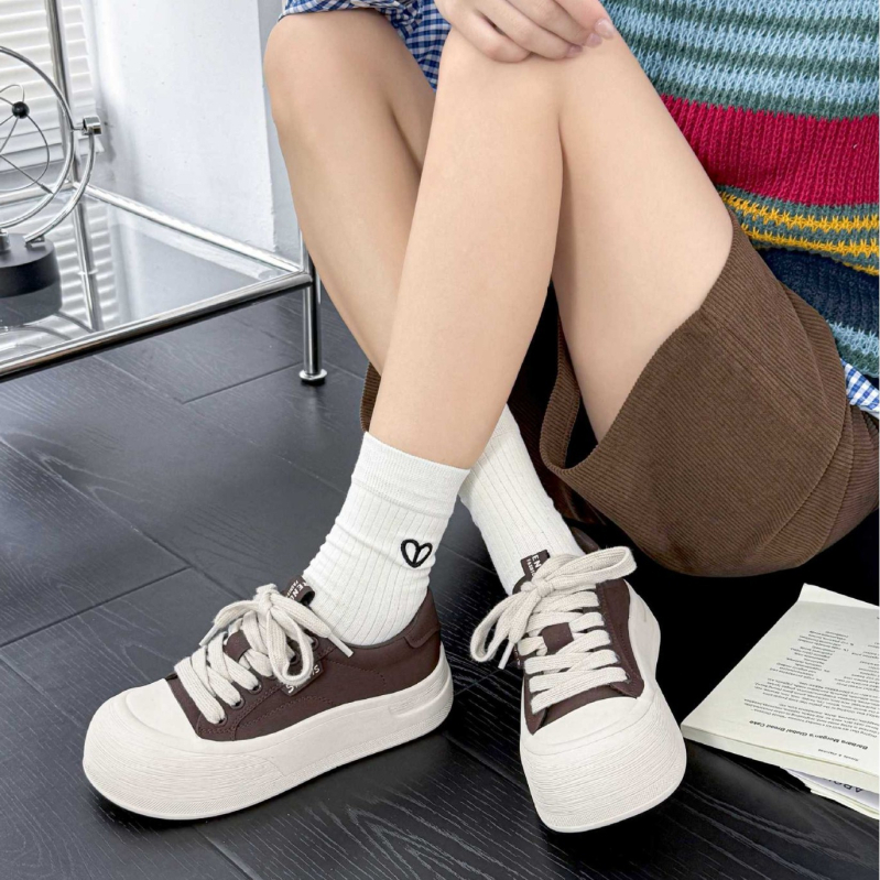 Koreai stílusú, valódi bőrből készült retro vastag talpú női sneakerek, kerek orr, előre fűzővel, 3–5 cm sarka