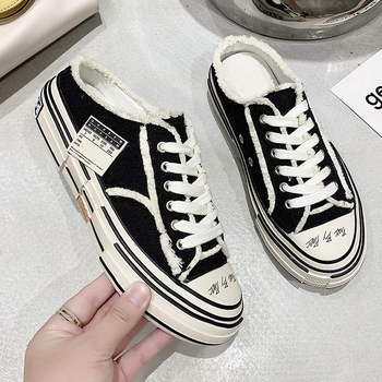 Beggar tenisice - niski vrh; gornji materijal: super vlakna; unutrašnjost: platno; potplat: guma; zatvaranje šniranjem