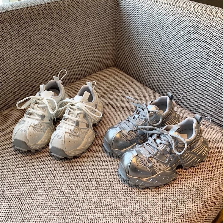 Ženske tenisice u stilu dad shoes, gornji dio od mikrovlakana, okrugli vrh, gumeni đon, vezanje na vezice, visina potplata 3-5 cm