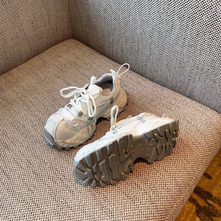 Ženske tenisice u stilu dad shoes, gornji dio od mikrovlakana, okrugli vrh, gumeni đon, vezanje na vezice, visina potplata 3-5 cm