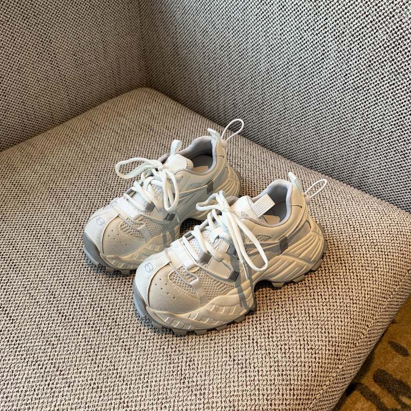 Ženske tenisice u stilu dad shoes, gornji dio od mikrovlakana, okrugli vrh, gumeni đon, vezanje na vezice, visina potplata 3-5 cm
