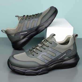 Muške sportske tenisice za vježbanje i planinarenje s prozračnim gornjim dijelom od tehničke tkanine, mrežastim unutarnjim dijelom, vezicama i debelim potplatom.