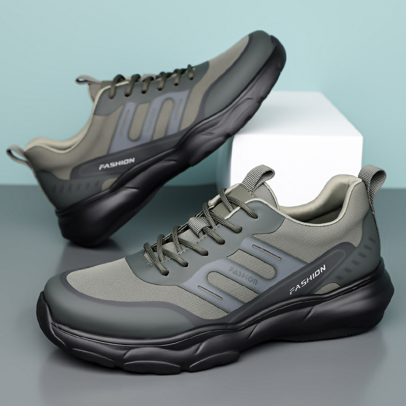 Muške sportske tenisice za vježbanje i planinarenje s prozračnim gornjim dijelom od tehničke tkanine, mrežastim unutarnjim dijelom, vezicama i debelim potplatom.