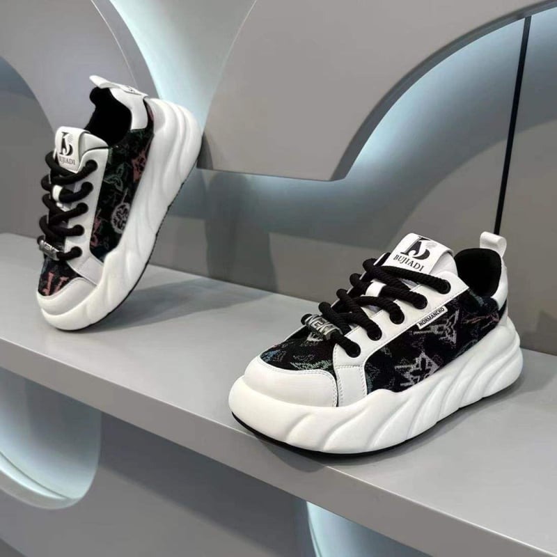 Muške tenisice od platna, zaobljeni vrh, niski gornji dio, PVC đon, mrežasta podstava, niski pet 1–3 cm