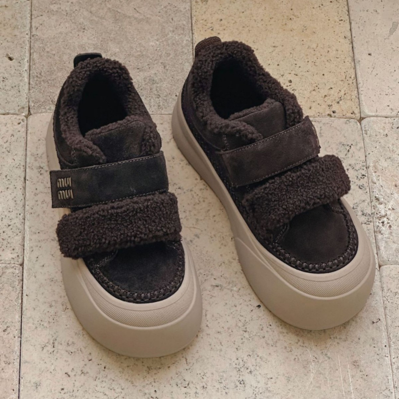 Ženske tenisice od prave kože s debelom potplatom, Velcro zatvaranje, unutarnja vlna i umjetno dlake, gumena potplata 4,5 cm, niski kroj, sve sezone, jesen 2025