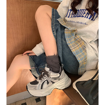 Ženske tenisice u stilu dad shoes s mrežastim gornjim dijelom, zaobljeni vrh, prednje vezanje, klinasti đon (3–5 cm)