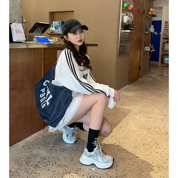 Ženske tenisice u stilu dad shoes s mrežastim gornjim dijelom, zaobljeni vrh, prednje vezanje, klinasti đon (3–5 cm)