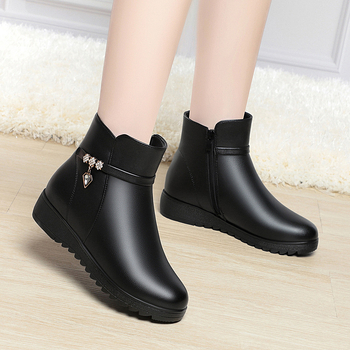 Γυναικείες δερμάτινες χειμερινές μπότες με επένδυση φλίς και τεχνητή γούνα, σόλα από καουτσούκ, πλευρικός φερμουάρ, χαμηλός ύψος, μεσαίο τακούνι 3–5 cm, στρογγυλή μύτη.