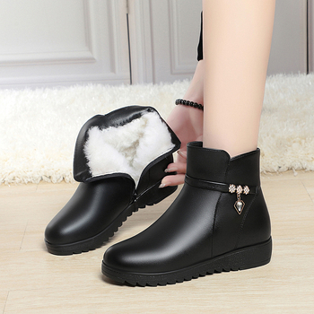 Γυναικείες δερμάτινες χειμερινές μπότες με επένδυση φλίς και τεχνητή γούνα, σόλα από καουτσούκ, πλευρικός φερμουάρ, χαμηλός ύψος, μεσαίο τακούνι 3–5 cm, στρογγυλή μύτη.