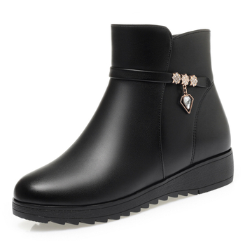 Γυναικείες δερμάτινες χειμερινές μπότες με επένδυση φλίς και τεχνητή γούνα, σόλα από καουτσούκ, πλευρικός φερμουάρ, χαμηλός ύψος, μεσαίο τακούνι 3–5 cm, στρογγυλή μύτη.