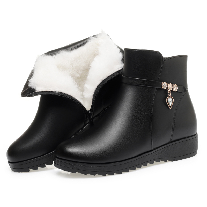 Γυναικείες δερμάτινες χειμερινές μπότες με επένδυση φλίς και τεχνητή γούνα, σόλα από καουτσούκ, πλευρικός φερμουάρ, χαμηλός ύψος, μεσαίο τακούνι 3–5 cm, στρογγυλή μύτη.
