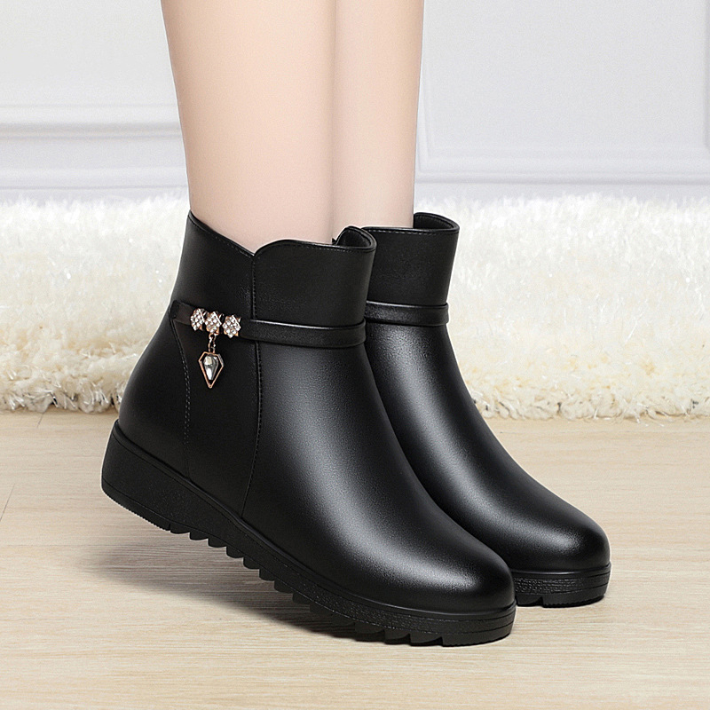Γυναικείες δερμάτινες χειμερινές μπότες με επένδυση φλίς και τεχνητή γούνα, σόλα από καουτσούκ, πλευρικός φερμουάρ, χαμηλός ύψος, μεσαίο τακούνι 3–5 cm, στρογγυλή μύτη.