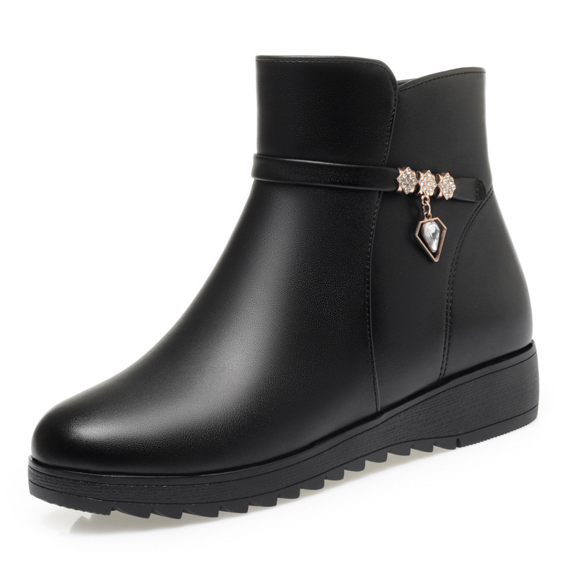 Γυναικείες δερμάτινες χειμερινές μπότες με επένδυση φλίς και τεχνητή γούνα, σόλα από καουτσούκ, πλευρικός φερμουάρ, χαμηλός ύψος, μεσαίο τακούνι 3–5 cm, στρογγυλή μύτη.