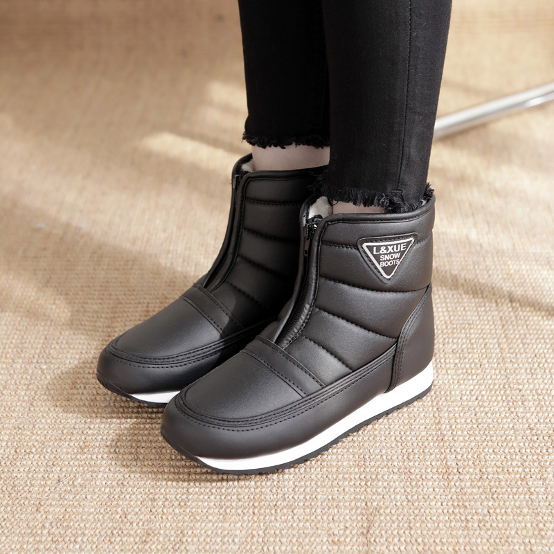 Uniszex téli csizma PU felsőrésszel, gyapjú bélés, középmagas bokánál (7–11 cm), cipzárral zárható, alacsony sarok 1–3 cm