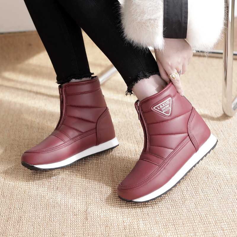 Uniszex téli csizma PU felsőrésszel, gyapjú bélés, középmagas bokánál (7–11 cm), cipzárral zárható, alacsony sarok 1–3 cm