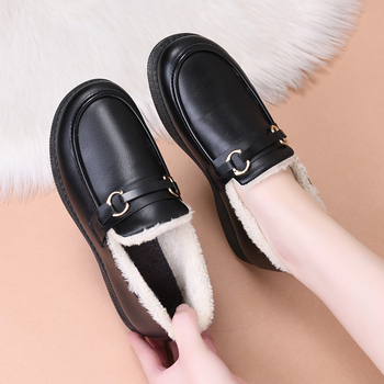 Χειμερινές γυναικείες κοντές μπότες με επάνω μέρος από συνθετικό δέρμα, επένδυση από τεχνητό γούνινο ύφασμα, σόλα PVC, χαμηλός κορμός και τακούνι 1–3 εκ.