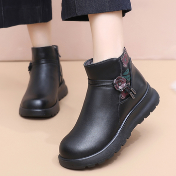 Női téli bokacsizma bőrből és gyapjóból, oldalsó cipzárral, alacsony sarokkal, felsőrész valódi bőrből, gyapjún belső