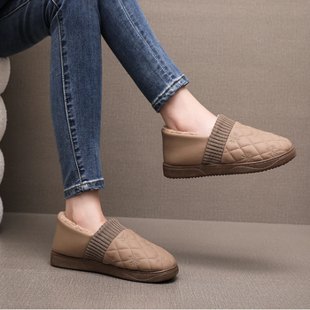 Γυναικείες χειμωνιάτικες παντόφλες από βαμβάκι με επένδυση από ψεύτικη γούνα, PU επάνω μέρος, PVC σόλα, χαμηλό ύψος φτέρνας 1–3 εκ, διατηρούν τη ζεστασιά