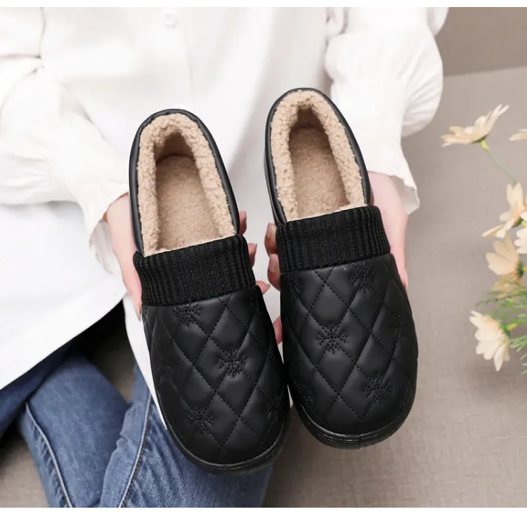 Γυναικείες χειμωνιάτικες παντόφλες από βαμβάκι με επένδυση από ψεύτικη γούνα, PU επάνω μέρος, PVC σόλα, χαμηλό ύψος φτέρνας 1–3 εκ, διατηρούν τη ζεστασιά