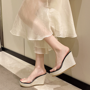 Sieviešu platformas sandales ar klīnu: PU augšējā daļa, gumijas zole, apaļa purngala, papēža augstums 6–8 cm, ikdienas stils