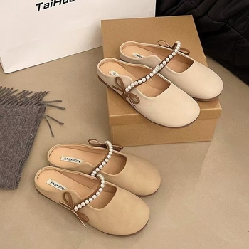 Női gyöngyös részletekkel díszített lapos talpú zárt orrú mules, PVC felsőrész, PVC talp