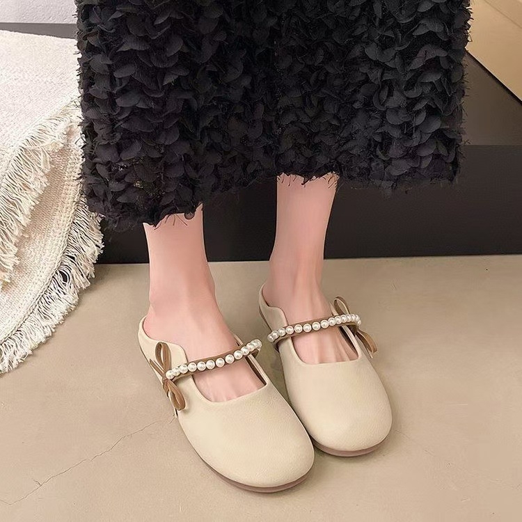 Női gyöngyös részletekkel díszített lapos talpú zárt orrú mules, PVC felsőrész, PVC talp