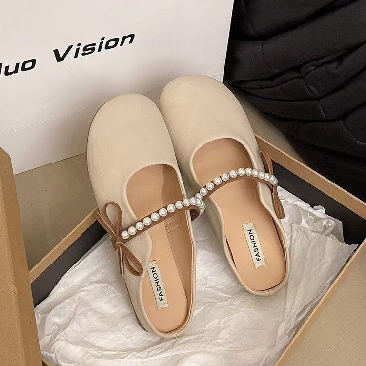 Női gyöngyös részletekkel díszített lapos talpú zárt orrú mules, PVC felsőrész, PVC talp