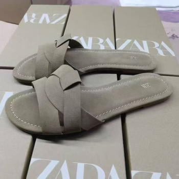 Női velúr felsővel készített szandál, bőr belső, gumitalp, lapos talp, talp vastagsága 0–3 cm