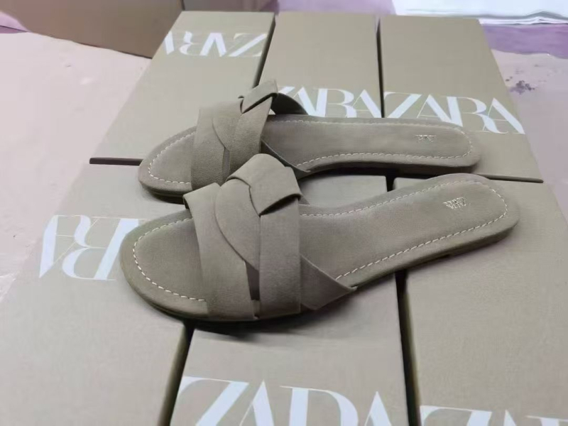 Női velúr felsővel készített szandál, bőr belső, gumitalp, lapos talp, talp vastagsága 0–3 cm