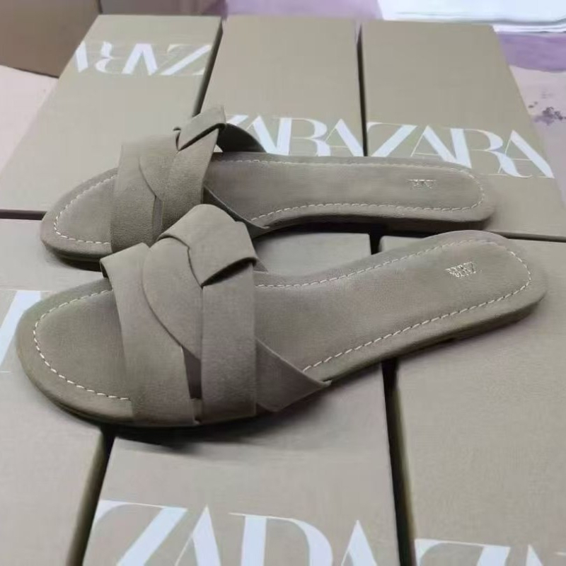 Női velúr felsővel készített szandál, bőr belső, gumitalp, lapos talp, talp vastagsága 0–3 cm