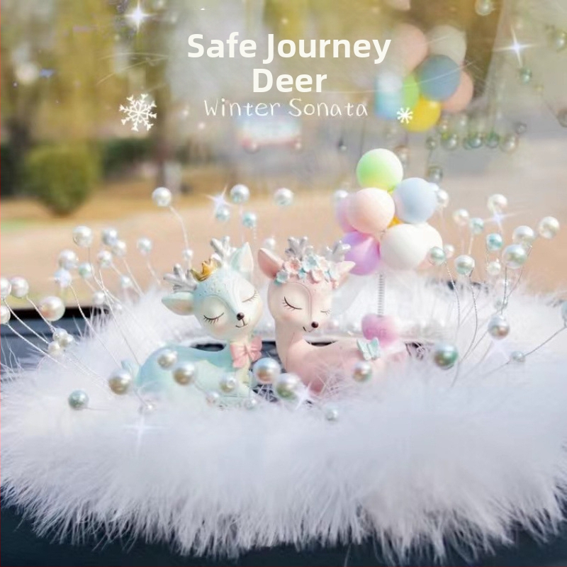 Automašīnas iekšējā dekora ar brieža motīvu drošam braucienam, smaržu turētājs, atklāsmes balons, anti-slīdējošā paklājiņš ar pērlītēm un spalvām • Materiāls: sveķi • Stils: mūsdienīgs • Funkcija: svētība