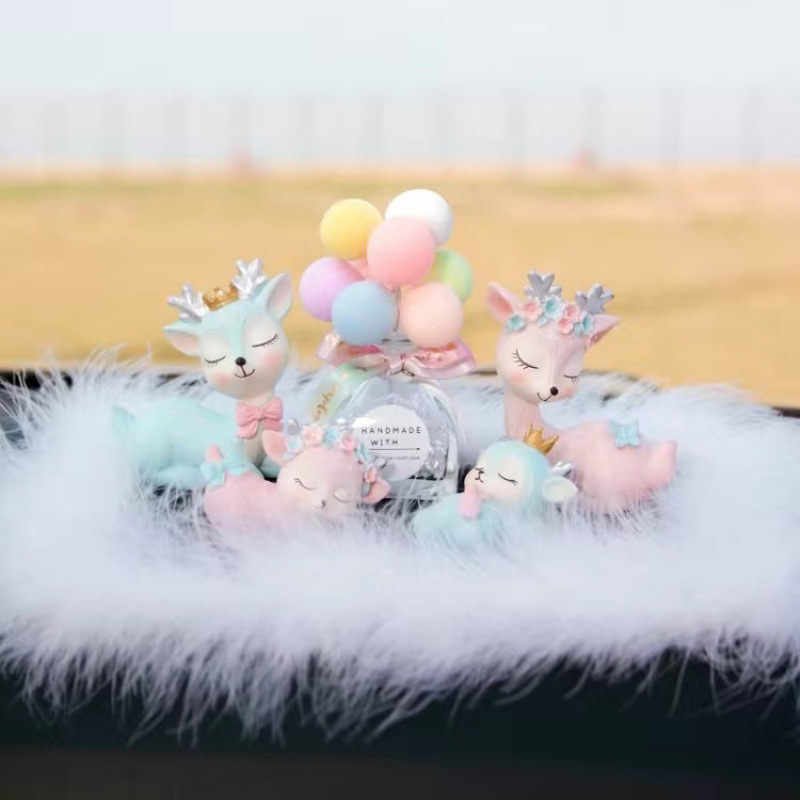 Διακόσμηση αυτοκινήτου με μοτίβο ελάφι για ασφαλή ταξίδια, θήκη αρώματος, μπαλόνι εξομολόγησης, αντιολισθητικό χαλάκι με μαργαριράκια και φτερά • Υλικό: ρητίνη • Στυλ: Μοντέρνο • Λειτουργία: Ευλογία