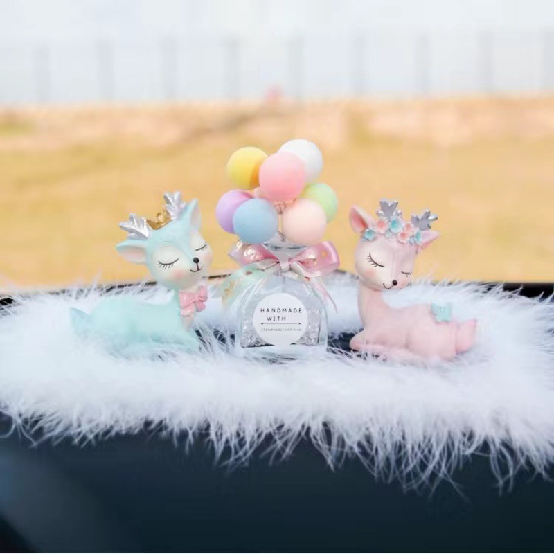 Διακόσμηση αυτοκινήτου με μοτίβο ελάφι για ασφαλή ταξίδια, θήκη αρώματος, μπαλόνι εξομολόγησης, αντιολισθητικό χαλάκι με μαργαριράκια και φτερά • Υλικό: ρητίνη • Στυλ: Μοντέρνο • Λειτουργία: Ευλογία