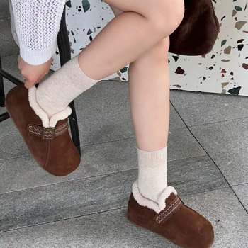 Ženske slip-on papuče s gornjim dijelom od prve kože, unutarnja pamučna podstava, gumeni potplat, debljina potplata 3–5 cm, zaobljena špicu, casual nošenje