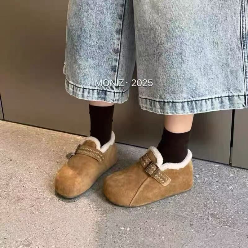 Ženske slip-on papuče s gornjim dijelom od prve kože, unutarnja pamučna podstava, gumeni potplat, debljina potplata 3–5 cm, zaobljena špicu, casual nošenje