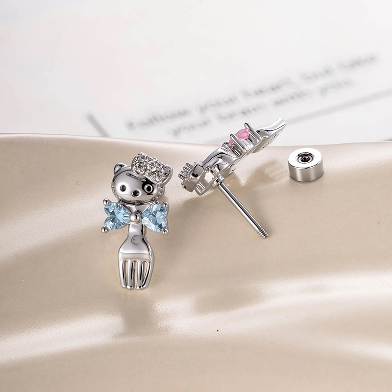 Pīrsingu rotas – kaķa motīvs, kaklaraiša forma, metāls, balts kristāls, dimanta apdare, stils: sievietēm / zīmējums, modelis A-775, rudens 2025