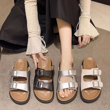 Ženske sandale s debelim potplatom u Birkenstock stilu, gornji dio PVC, potplat PVC, unutarnji dio od kože, potplat injekcijski oblikovan, remen s kopčom.