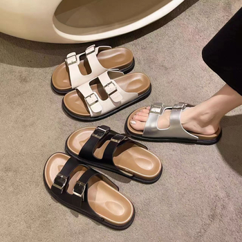 Ženske sandale s debelim potplatom u Birkenstock stilu, gornji dio PVC, potplat PVC, unutarnji dio od kože, potplat injekcijski oblikovan, remen s kopčom.