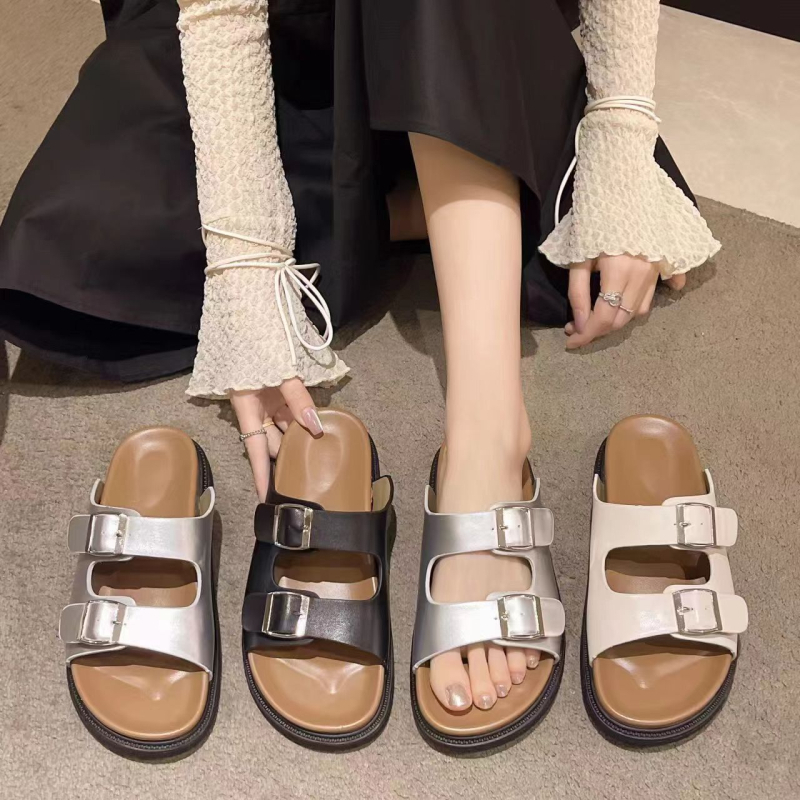 Ženske sandale s debelim potplatom u Birkenstock stilu, gornji dio PVC, potplat PVC, unutarnji dio od kože, potplat injekcijski oblikovan, remen s kopčom.