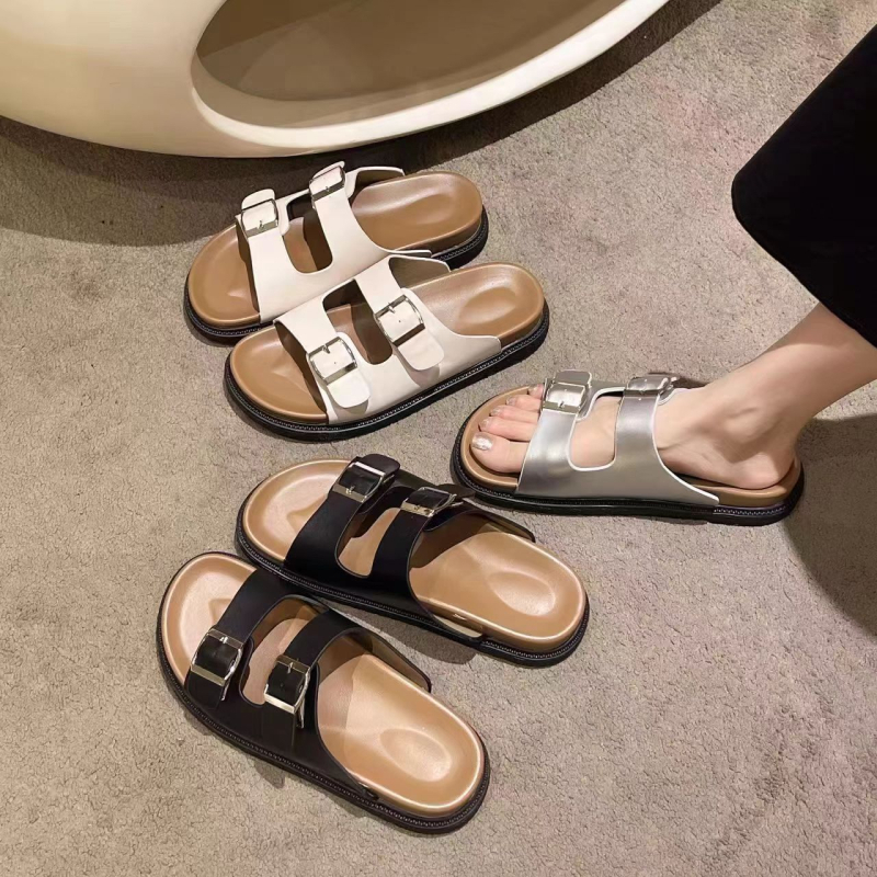 Ženske sandale s debelim potplatom u Birkenstock stilu, gornji dio PVC, potplat PVC, unutarnji dio od kože, potplat injekcijski oblikovan, remen s kopčom.