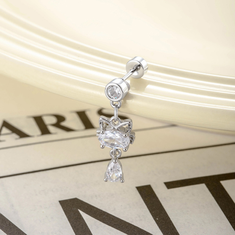 Fülpiercinghez való tojás alakú macska fejű cirkónia medál, csepp alakú függővel