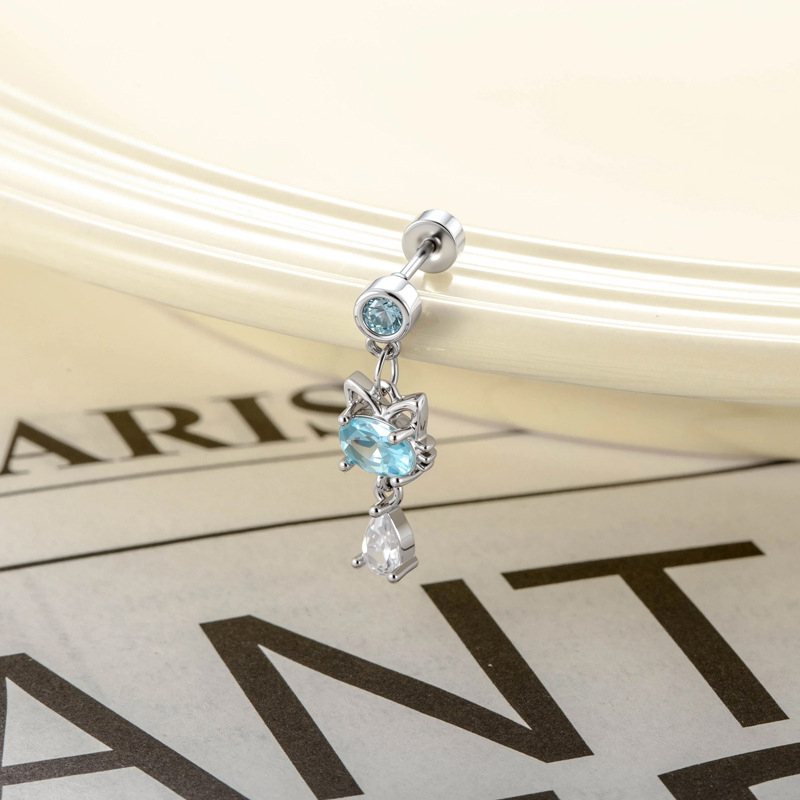 Fülpiercinghez való tojás alakú macska fejű cirkónia medál, csepp alakú függővel