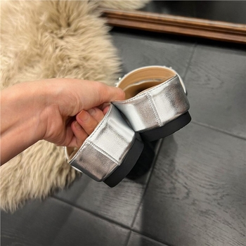 Női szandál kristályokkal, tündér-stílus, hegyes orrú, puha talpú, felső része szuper rostból, belső juhbőr, csatos zárás, talp 3–5 cm vastagság, mindennapi viselet, 2025 tavasz