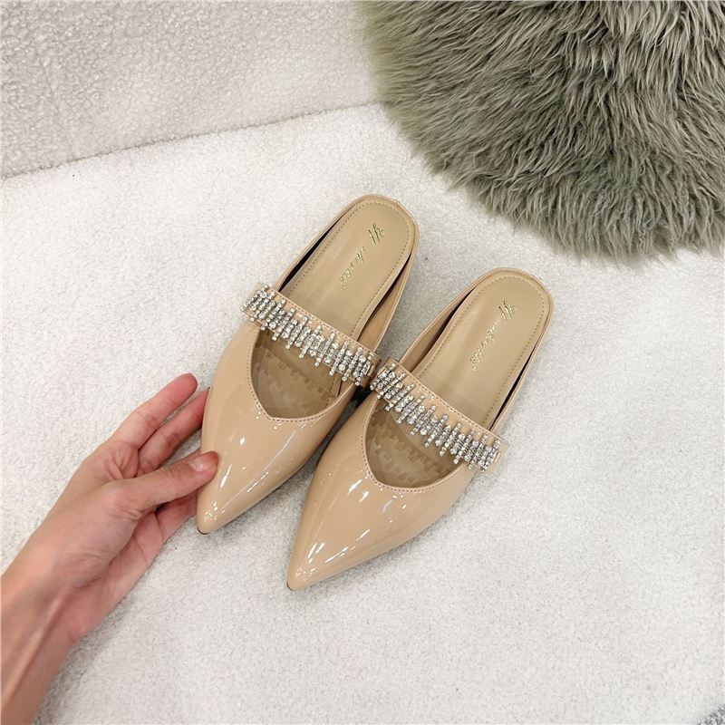 Női szandál kristályokkal, tündér-stílus, hegyes orrú, puha talpú, felső része szuper rostból, belső juhbőr, csatos zárás, talp 3–5 cm vastagság, mindennapi viselet, 2025 tavasz