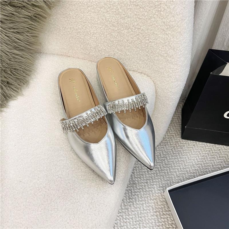 Női szandál kristályokkal, tündér-stílus, hegyes orrú, puha talpú, felső része szuper rostból, belső juhbőr, csatos zárás, talp 3–5 cm vastagság, mindennapi viselet, 2025 tavasz