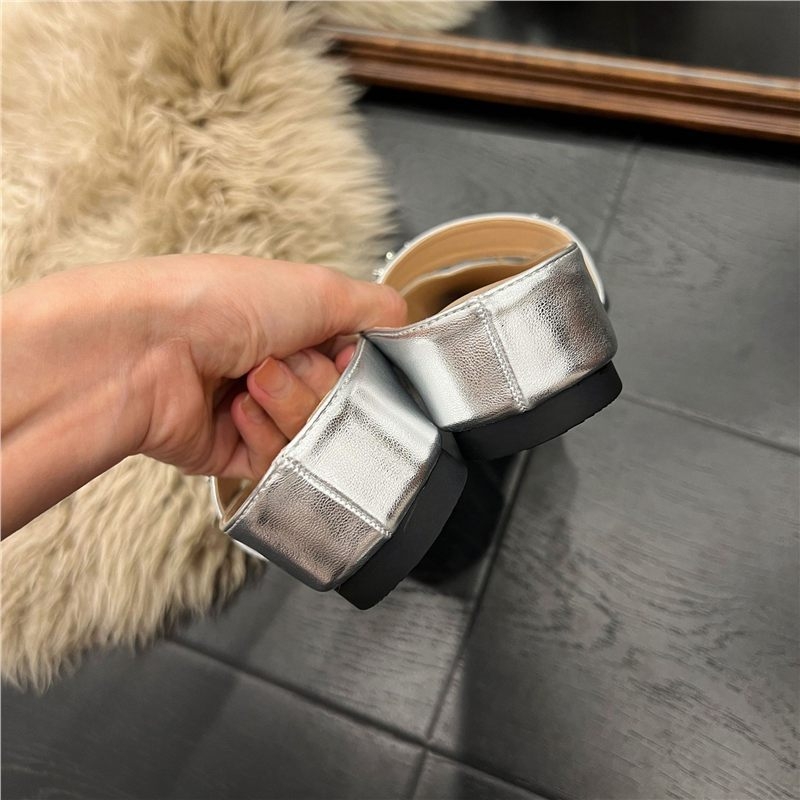 Női szandál kristályokkal, tündér-stílus, hegyes orrú, puha talpú, felső része szuper rostból, belső juhbőr, csatos zárás, talp 3–5 cm vastagság, mindennapi viselet, 2025 tavasz